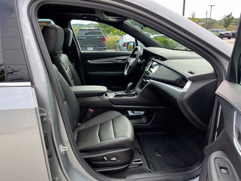 Used 2025 Cadillac XT6 Luxury w/ LPO, Floor Liner Package AWD/4WD image 28