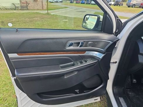 Used 2018 Ford Explorer Limited image 10
