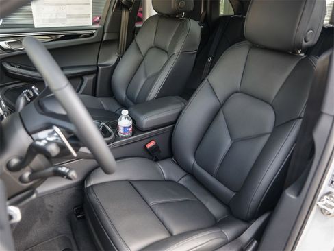 Certified 2025 Porsche Macan image 5