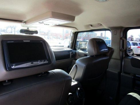 Used 2003 HUMMER H2 w/ Preferred Equipment Group image 9