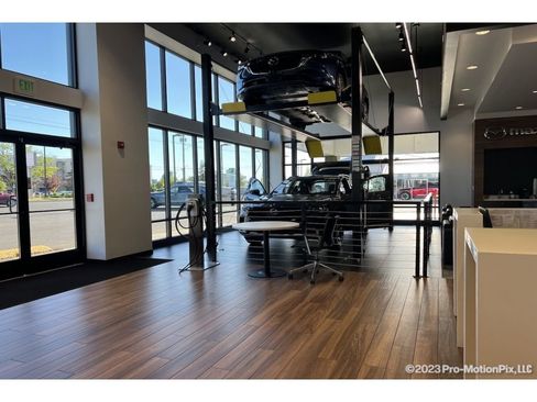 Used 2018 Nissan Titan SV image 28