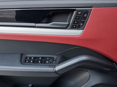 Certified 2025 Porsche Cayenne image 17