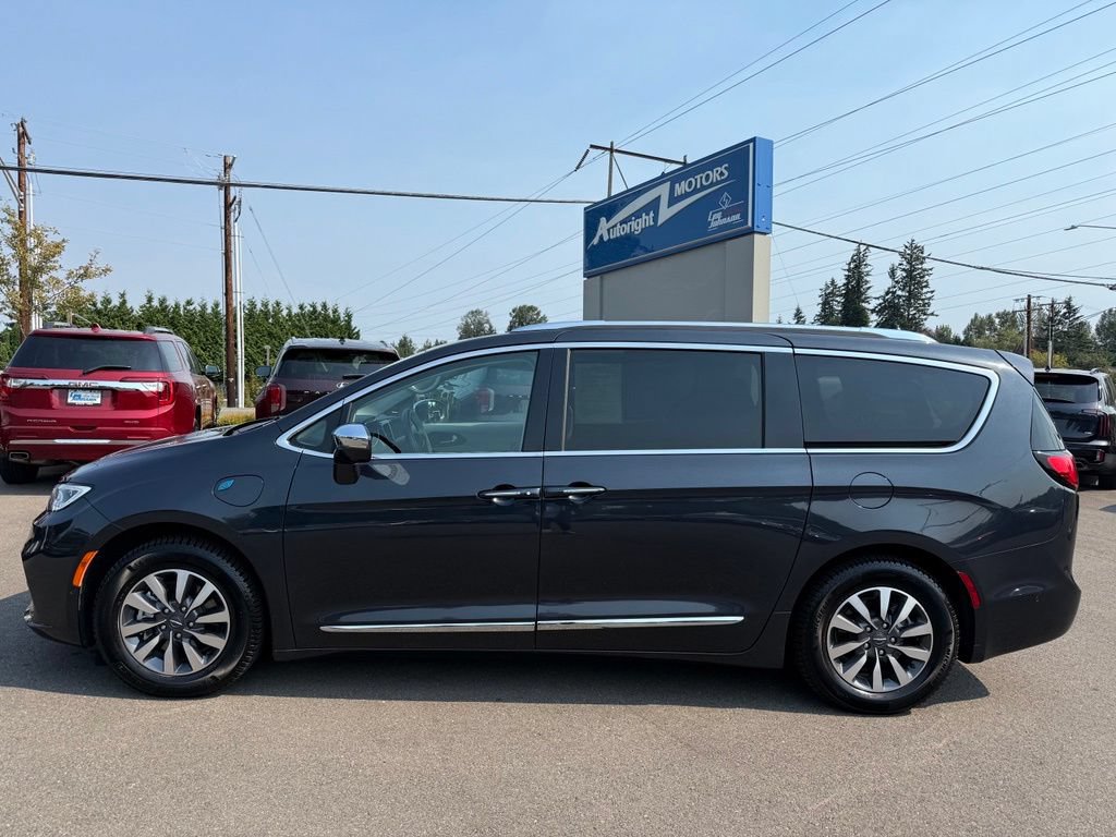 Used 2021 Chrysler Pacifica Limited w/ Premium & Safety Sphere Group FWD image 2