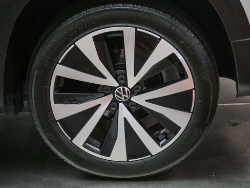 Used 2024 Volkswagen Taos SE w/ Panoramic Sunroof Package FWD image 11