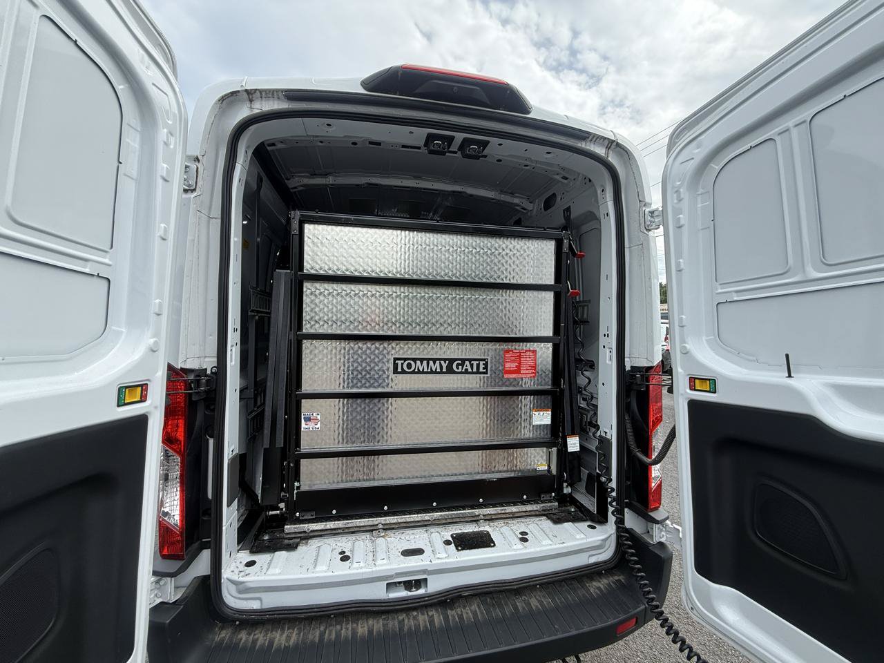 Used 2023 Ford E-Transit Medium Roof RWD image 18