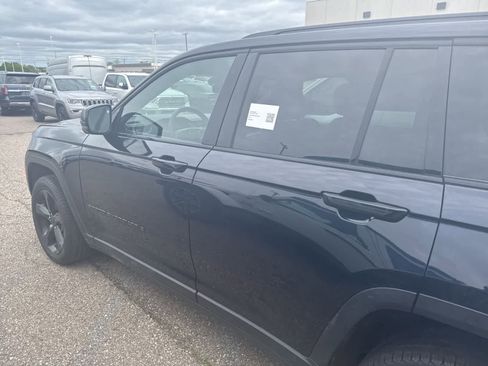 Used 2024 Jeep Grand Cherokee Limited w/ Luxury Tech Group II AWD/4WD image 16