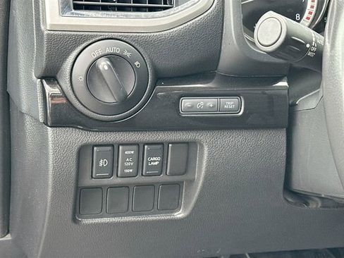 Used 2017 Nissan Titan SV image 10