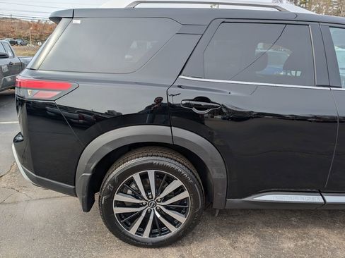 Used 2025 Nissan Pathfinder Platinum w/ Cargo Package image 8