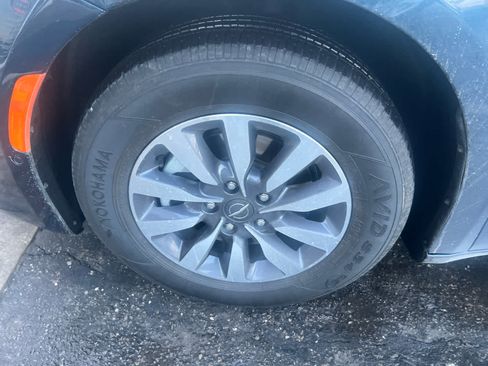 Used 2022 Chrysler Pacifica Limited image 17