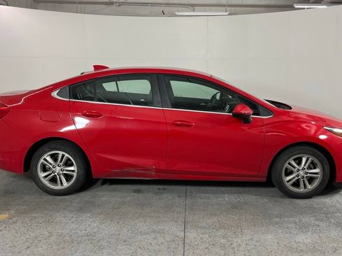 Used 2017 Chevrolet Cruze LT w/ Convenience Package FWD image 4