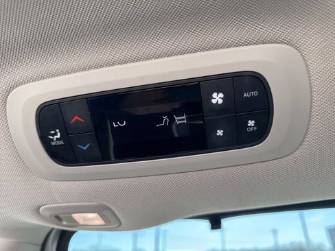 Used 2023 Chrysler Pacifica Limited FWD image 40