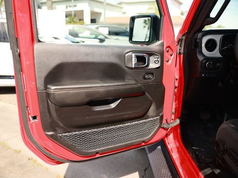 Used 2025 Jeep Wrangler Unlimited Sahara image 17