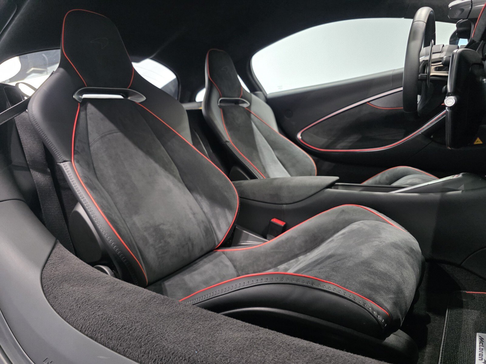 Used 2026 McLaren Artura RWD image 16
