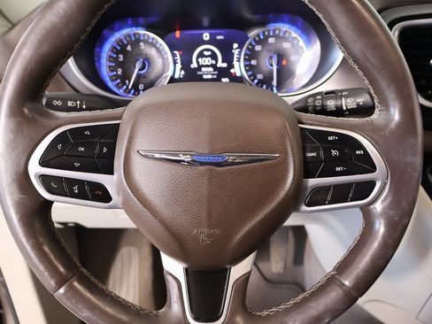 Used 2017 Chrysler Pacifica Touring-L Plus image 3