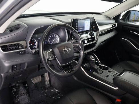 Used 2021 Toyota Highlander XLE FWD image 7