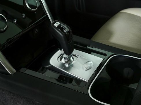 Used 2023 Land Rover Discovery Sport SE image 17