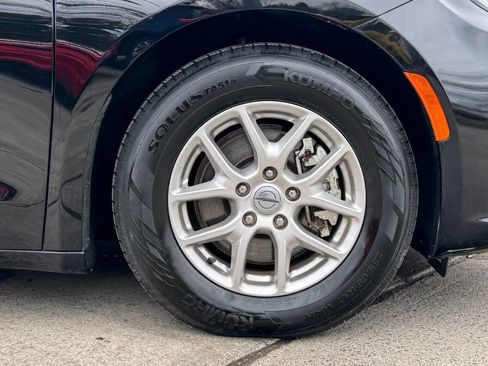 Used 2024 Chrysler Pacifica Touring-L image 9