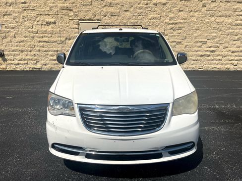 Used 2011 Chrysler Town & Country Limited image 8