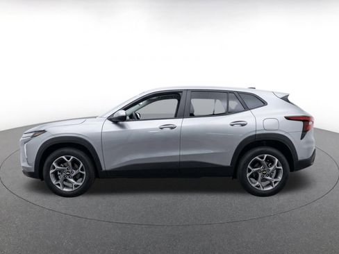 Used 2025 Chevrolet Trax LT FWD image 4