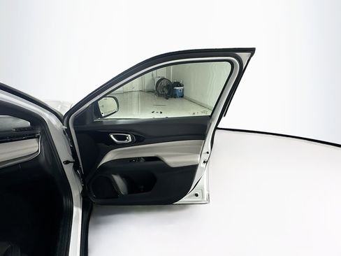 Used 2025 Jeep Compass Limited image 30