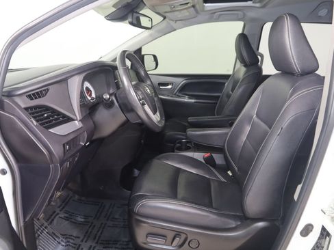 Used 2018 Toyota Sienna SE FWD image 11