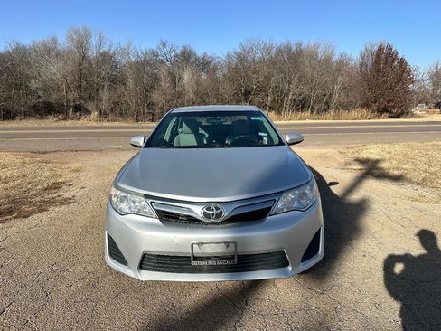 Used 2014 Toyota Camry LE image 14