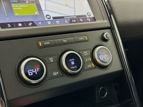 Used 2019 Land Rover Discovery SE image 17