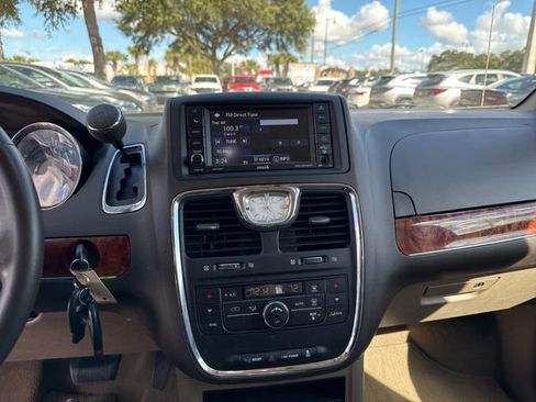 Used 2016 Chrysler Town & Country Touring image 28