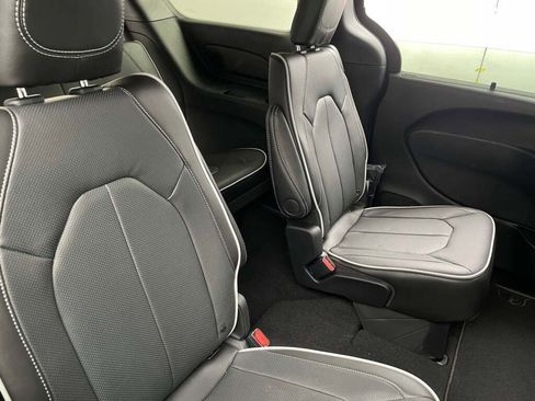 New 2026 Chrysler Pacifica Limited w/ S Appearance Package image 18