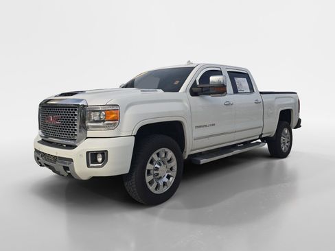 Used 2017 GMC Sierra 2500 Denali w/ Duramax Plus Package AWD/4WD image 7