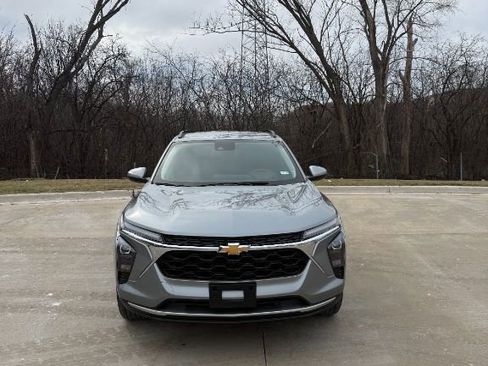Used 2025 Chevrolet Trax LT image 2