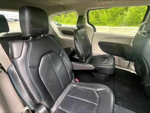 Used 2021 Chrysler Pacifica Touring-L FWD image 26