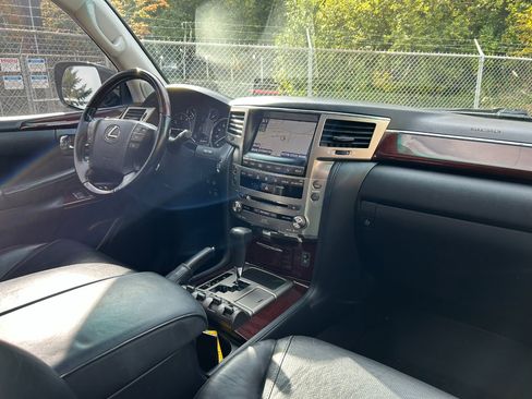 Used 2015 Lexus LX 570 4WD image 21