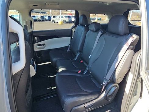 Used 2024 Kia Carnival EX image 13