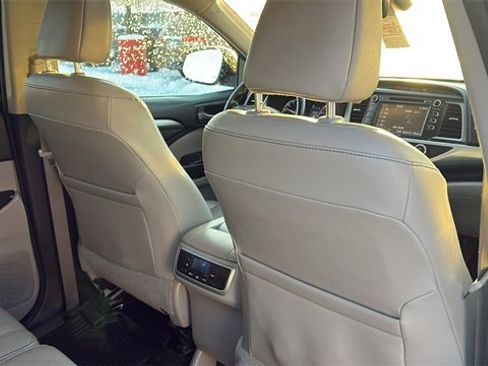 Used 2017 Toyota Highlander XLE image 30
