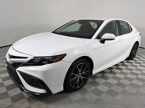 Used 2021 Toyota Camry SE image 8