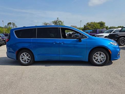 New 2026 Chrysler Pacifica Select FWD image 8
