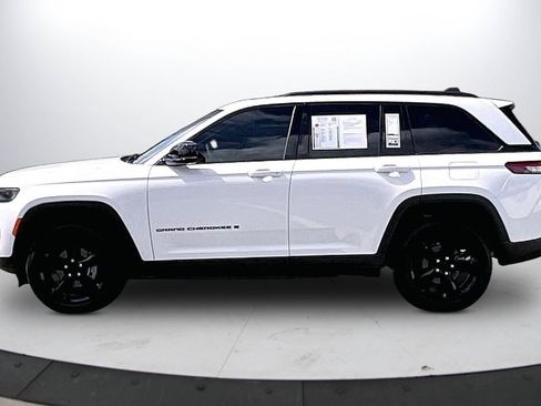 Certified 2023 Jeep Grand Cherokee Altitude image 6
