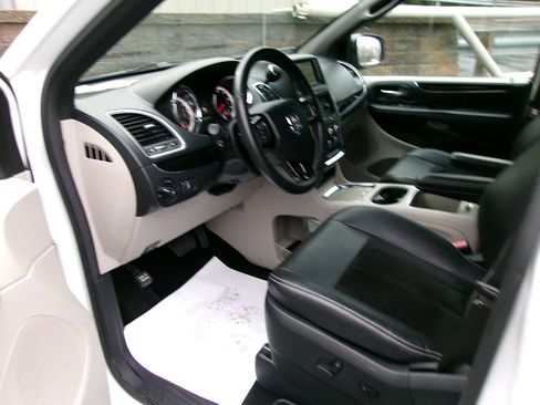 Used 2017 Dodge Grand Caravan SXT FWD image 16