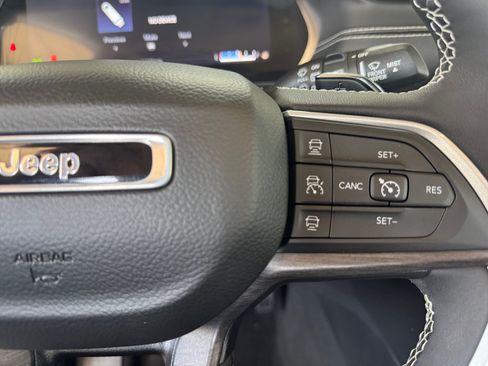 Used 2023 Jeep Grand Cherokee Limited AWD/4WD image 31