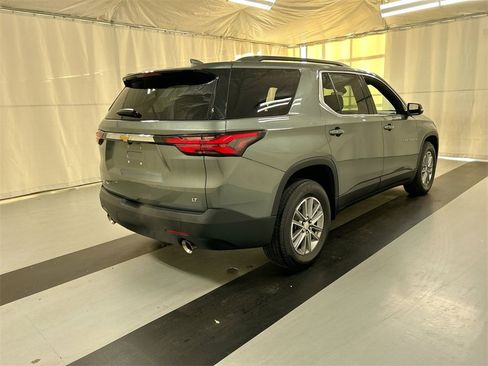 Used 2023 Chevrolet Traverse LT image 2