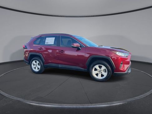 Used 2019 Toyota RAV4 XLE FWD image 2