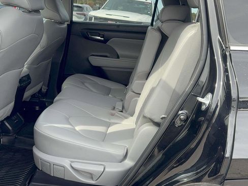 Used 2022 Toyota Highlander XLE image 15