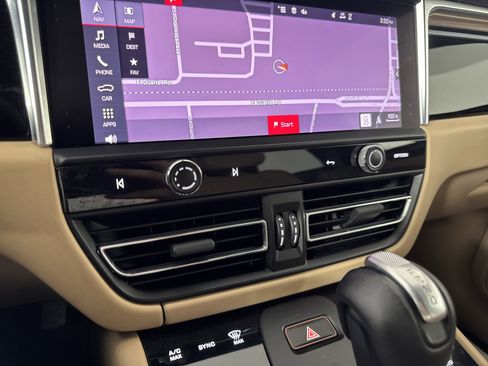 Used 2023 Porsche Macan Turbo image 34