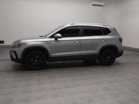 Used 2022 Volkswagen Taos SE FWD image 2