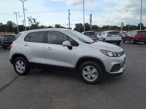 Used 2022 Chevrolet Trax LS w/ Tint and Cruise Package AWD/4WD image 8