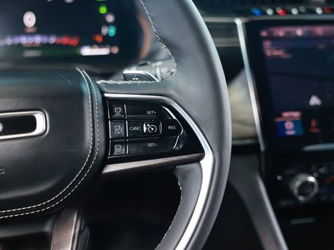 Used 2023 Jeep Grand Cherokee Overland w/ Luxury Tech Group IV AWD/4WD image 24