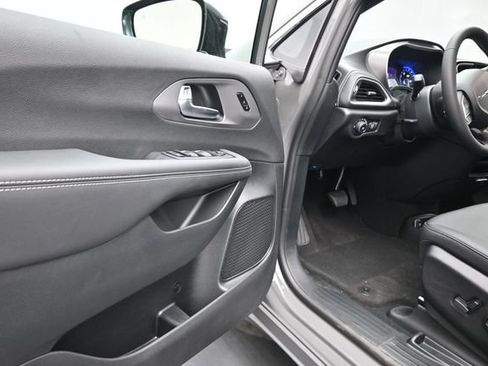 Used 2025 Chrysler Pacifica Select FWD image 4