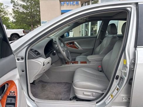 Used 2011 Toyota Camry XLE w/ XLE Extra-Value Pkg #2 FWD image 9