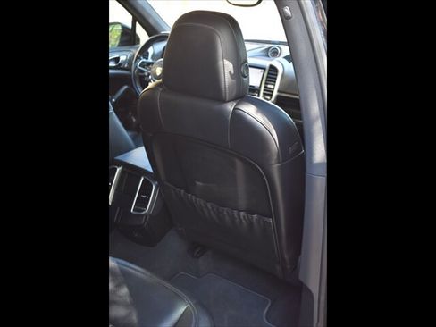 Used 2016 Porsche Cayenne w/ Premium Package AWD/4WD image 25